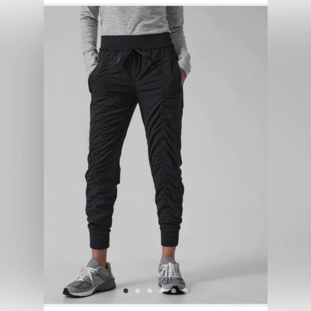 Athleta Joggers Altitude Lined in Black